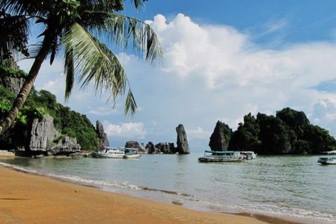 Hòn Phụ Tử - chùa Hang: Điểm đến du lịch tâm linh nổi bật nơi biển trời Tây Nam