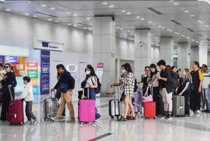 Sân bay Phú Quốc đông nghẹt khach du lịch quốc tế. 2. Khách quốc tế thích thú trình diễn pháo hoa được bắn hàng đêm tại Đia Trung Hải An Thới Phú Quốc.