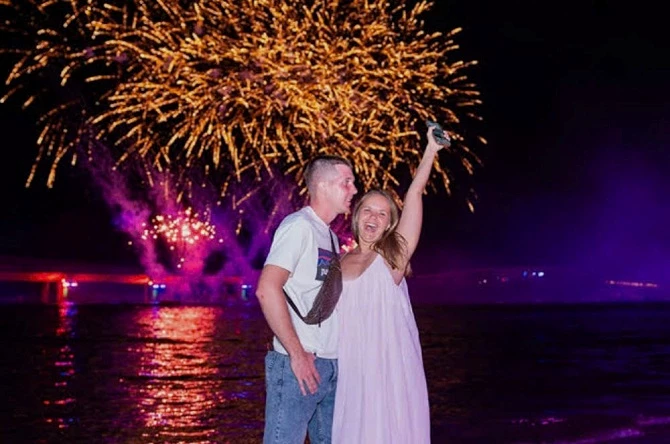 2. Khách quốc tế thích thú trình diễn pháo hoa được bắn hàng đêm tại Đia Trung Hải An Thới Phú Quốc.