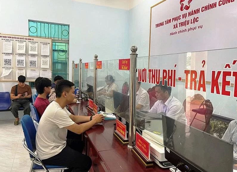 Người dân đến thực hiện TTHC được cán bộ Trung tâm PVHCC xã Triệu Lộc phục vụ tận tình, chu đáo. Ảnh: Báo Thanh Hóa.