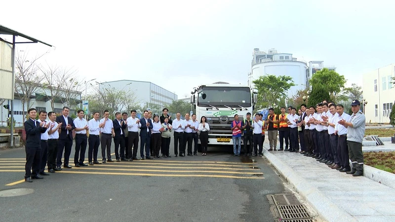 Việc xuất chuyến hàng đầu tiên ngay trong những ngày đầu xuân tạo động lực để Công ty Nhôm Đắk Nông hoàn thành thắng lợi các Việc xuất chuyến hàng đầu tiên ngay trong những ngày đầu xuân tạo động lực để Công ty Nhôm Đắk Nông hoàn thành thắng lợi các