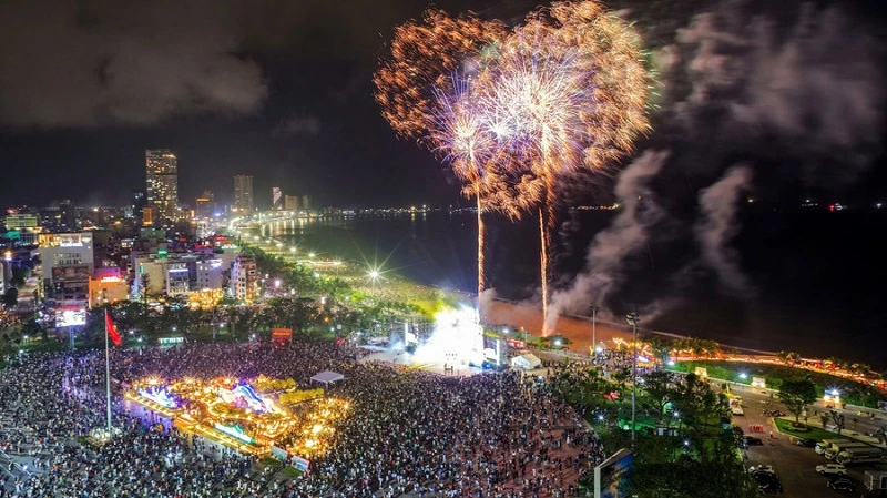 Chương trình nghệ thuật đón giao thừa với chủ đề “Gia Lai mừng Đảng mừng Xuân Bính Ngọ 2026” cùng màn bắn pháo hoa rực rỡ tại Quảng trường Nguyễn Tất Thành (phường Quy Nhơn) và Quảng trường Đại Đoàn Kết (phường Pleiku) thu hút đông đảo cán bộ, nhân dân và du khách tham dự. Chương trình nghệ thuật đón giao thừa với chủ đề “Gia Lai mừng Đảng mừng Xuân Bính Ngọ 2026” cùng màn bắn pháo hoa rực rỡ tại Quảng trường Nguyễn Tất Thành (phường Quy Nhơn) và Quảng trường Đại Đoàn Kết (phường Pleiku) thu hút đông đảo cán bộ, nhân dân và du khách tham dự.