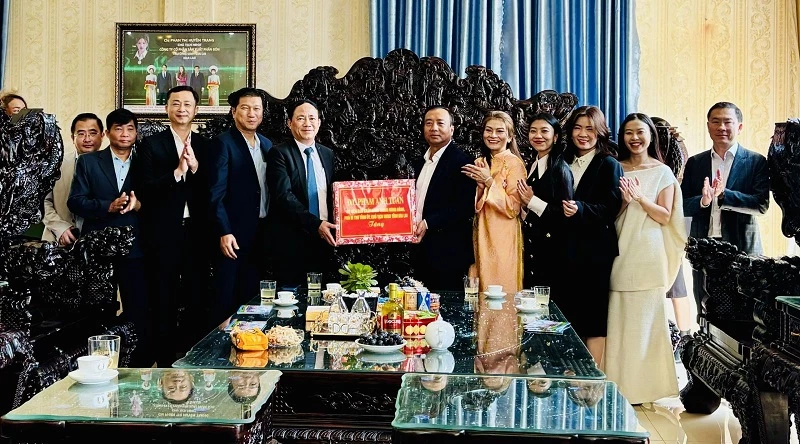 Chủ tịch UBND tỉnh Gia Lai thăm, chúc Tết Công ty TNHH Phát triển khoa học Quốc tế Trường Sinh. Chủ tịch UBND tỉnh Gia Lai thăm, chúc Tết Công ty TNHH Phát triển khoa học Quốc tế Trường Sinh.