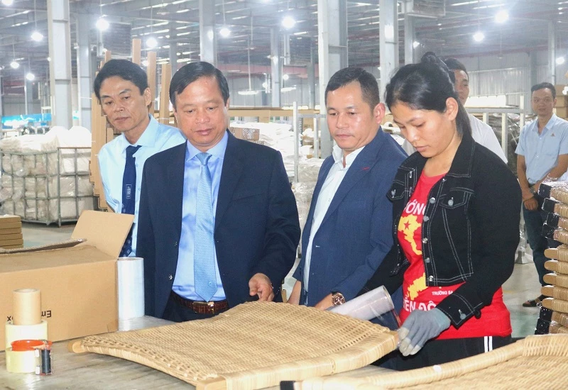 Phó Chủ tịch Thường trực UBND tỉnh Gia Lai Nguyễn Tuấn Thanh thăm Công ty TNHH Thương mại Hoàng Giang (xã Tuy Phước Tây). Phó Chủ tịch Thường trực UBND tỉnh Gia Lai Nguyễn Tuấn Thanh thăm Công ty TNHH Thương mại Hoàng Giang (xã Tuy Phước Tây).