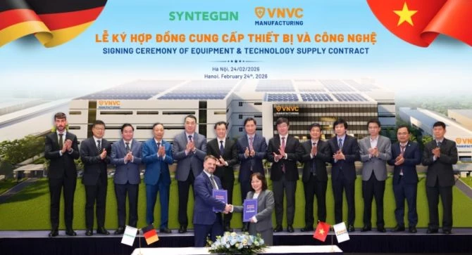 Bà Trần Thị Hồng Thủy - Giám đốc Nhà máy Vắc xin và Sinh phẩm VNVC và ông Florian Blobel - Giám đốc Kinh doanh Syntegon Pharma Liquid khu vực Châu Á - Thái Bình Dương ký kết hợp tác trước sự chứng kiến của lãnh đạo Bộ Y tế, Bộ Khoa học và Công nghệ cùng lãnh đạo các Cục, Viện chuyên môn và Công ty Vaccine Việt Nam (VNVC). Ảnh: VNVC. Bà Trần Thị Hồng Thủy - Giám đốc Nhà máy Vắc xin và Sinh phẩm VNVC và ông Florian Blobel - Giám đốc Kinh doanh Syntegon Pharma Liquid khu vực Châu Á - Thái Bình Dương ký kết hợp tác trước sự chứng kiến của lãnh đạo Bộ Y tế, Bộ Khoa học và Công nghệ cùng lãnh đạo các Cục, Viện chuyên môn và Công ty Vaccine Việt Nam (VNVC). Ảnh: VNVC.