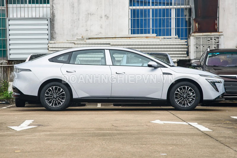 Đối thủ của Toyota Camry ra mắt: Công suất 218 mã lực, trang bị tiên tiến, giá gần 460 triệu đồng