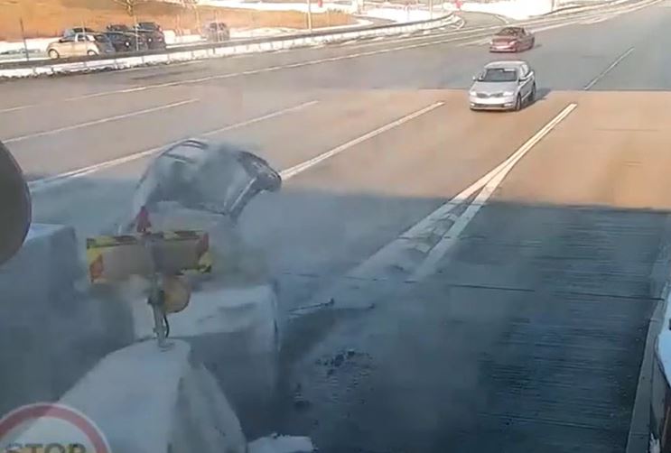 Ô tô lao như tên bắn, đâm thẳng vào trạm thu phí