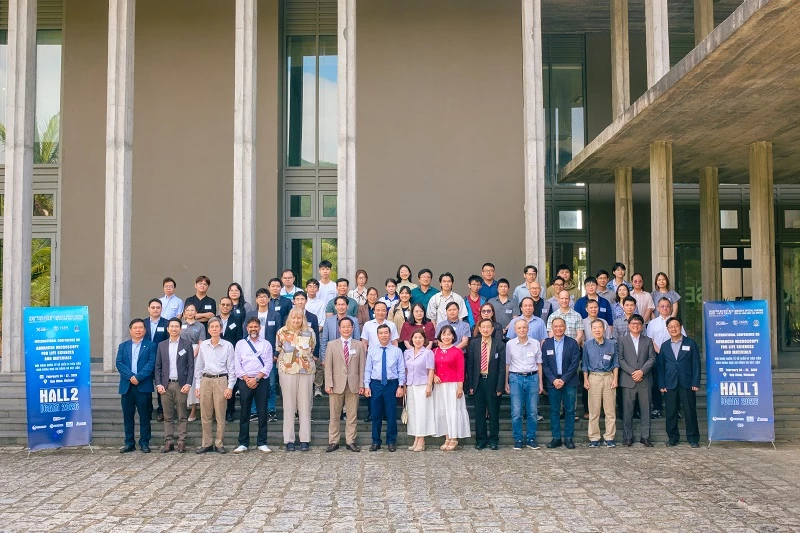 đại biểu là các giáo sư, nhà khoa học, kỹ sư, đại diện doanh nghiệp thiết bị kính hiển vi, cùng các nhà nghiên cứu trẻ đến từ 12 quốc gia và vùng lãnh thổ.