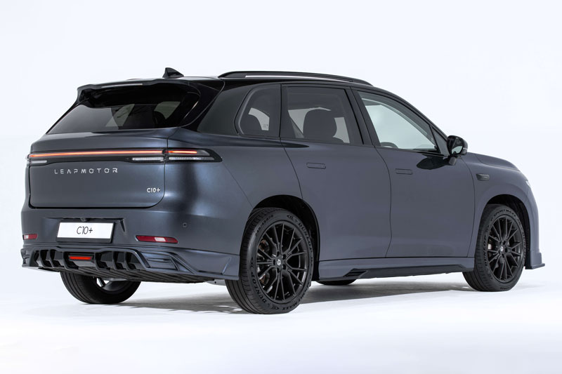 SUV công suất 299 mã lực, ngoại hình hầm hố, giá gần 1 tỷ đồng