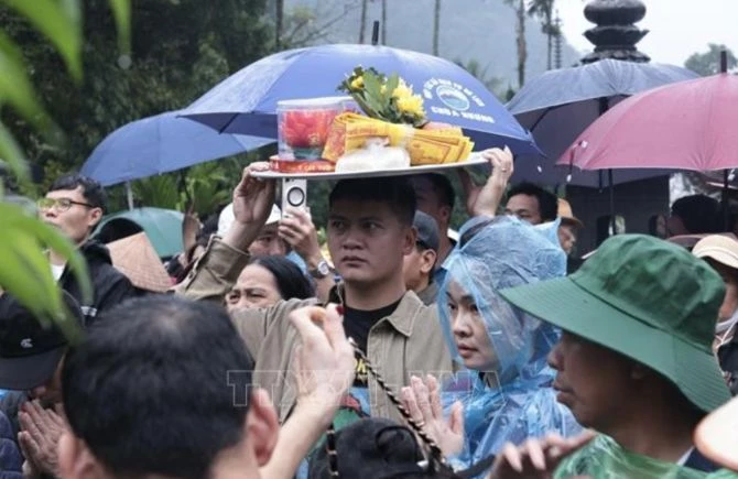 Du khách tham dự lễ hội chùa Hương. Ảnh: TTXVN. Du khách tham dự lễ hội chùa Hương. Ảnh: TTXVN.