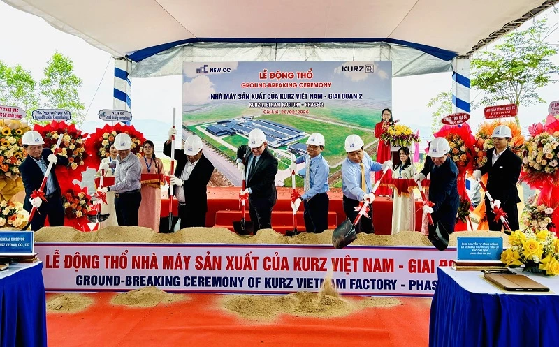 Các đại biểu thực hiện nghi thức động thổ.