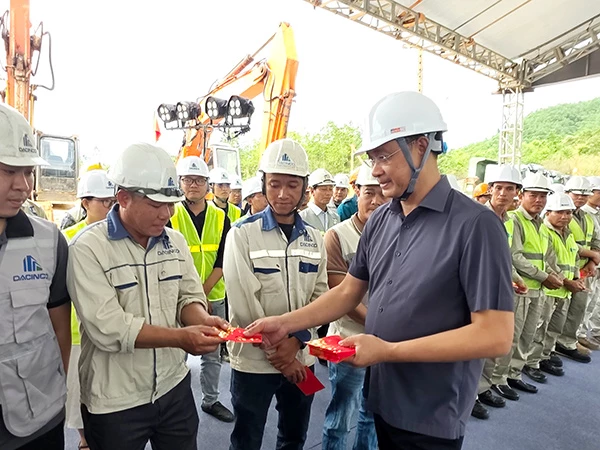 Bí thư Thành uỷ Đà Nẵng lê Ngọc Quang lì xì đầu năm mới cho cán bộ, kỹ sư, công nhân đang tbi công trên công trường. Bí thư Thành uỷ Đà Nẵng lê Ngọc Quang lì xì đầu năm mới cho cán bộ, kỹ sư, công nhân đang tbi công trên công trường.