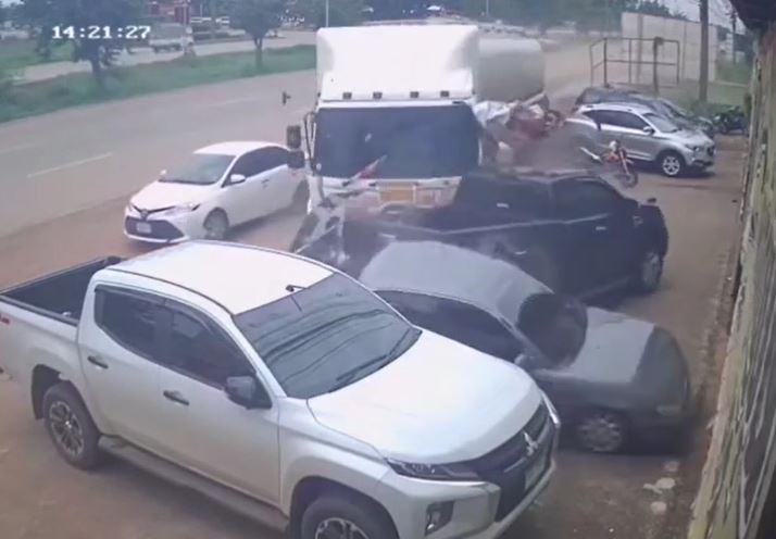 Ngủ gật, tài xế xe bồn lao lên vỉa hè, tông hỏng 5 ô tô và 1 xe máy