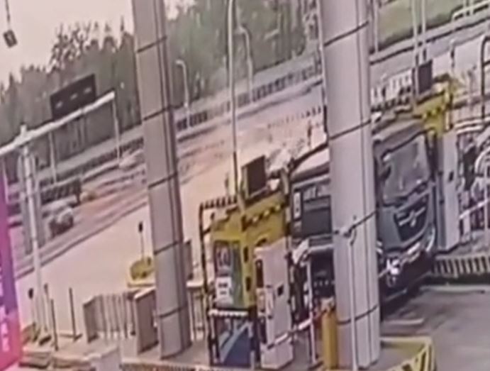 Ô tô lao thẳng vào trạm thu phí rồi bốc cháy dữ dội