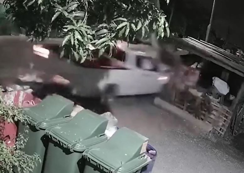 Ngủ gật rồi đạp nhầm chân ga, xe bán tải tông sập cửa hàng ven đường