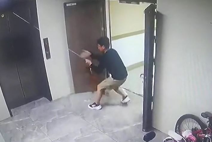 Mắc dây xích vào cửa thang máy, chú chó được giải cứu trong gang tấc