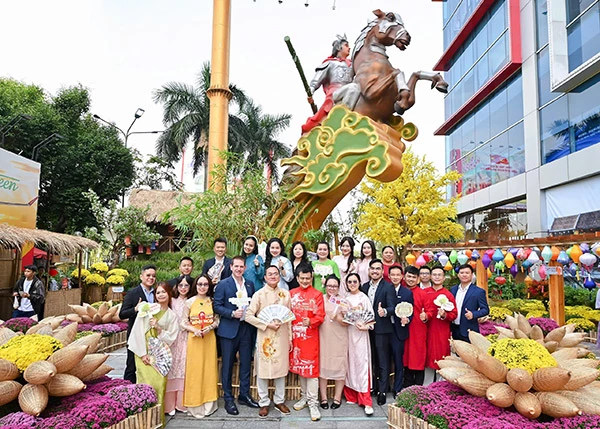 Biểu tượng Thánh Gióng ở trung tâm đường hoa được nhiều khách tham quan chọn làm điểm chec-in.