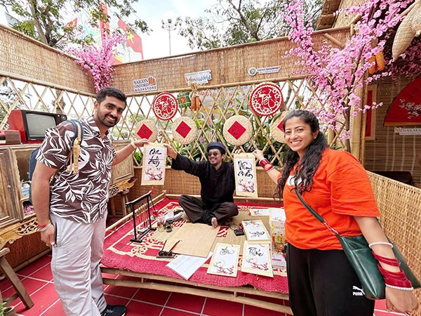 Du khách nước ngoài xin chữ ông đồ tại đường hoa.