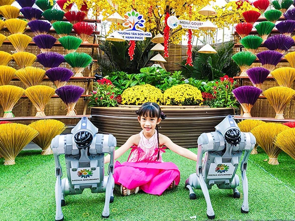 Bộ đôi "siêu khuyển" Meme và Nana (Unitree Go2 Pro) mang đến sự phấn khích cho các em nhỏ. 
