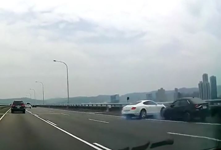 Vượt xe bất cẩn, Bentley lãnh cú tông mạnh trên cao tốc