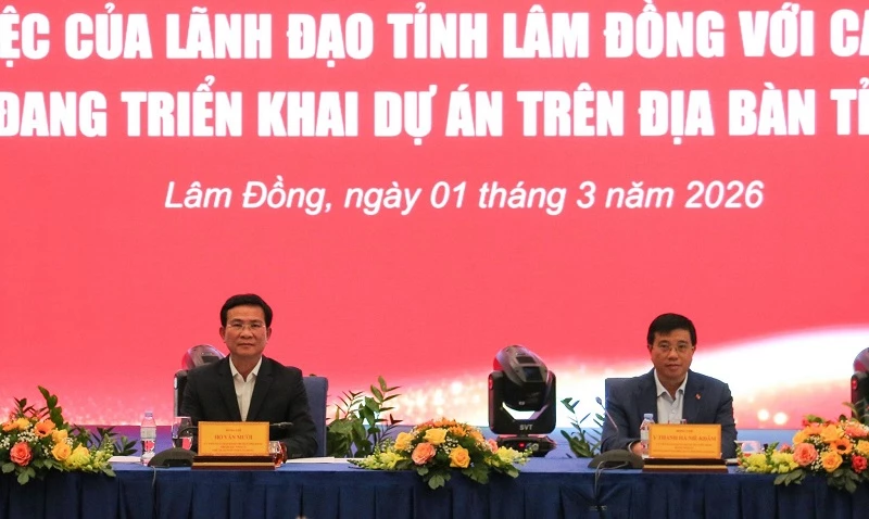 Bí thư Tỉnh ủy Lâm Đồng Y Thanh Hà Niê Kđăm (bên phải) và Chủ tịch UBND tỉnh Lâm Đồng Hồ Văn Mười chủ trì 