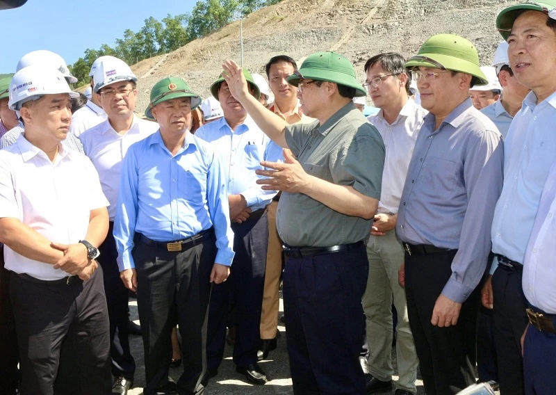 Thủ tướng Phạm Minh Chính kiểm tra hiện trường Dự án cao tốc Quảng Ngãi – Hoài Nhơn. Thủ tướng Phạm Minh Chính kiểm tra hiện trường Dự án cao tốc Quảng Ngãi – Hoài Nhơn.