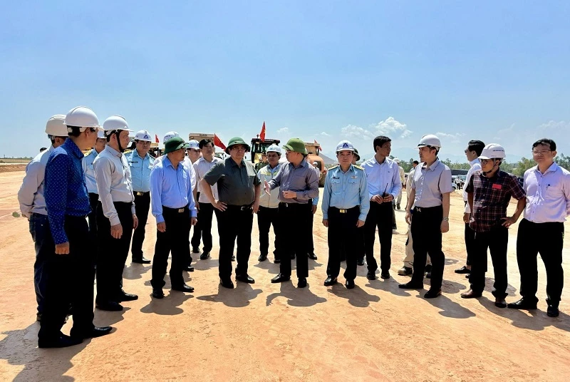 Thủ tướng kiểm tra tiến độ thi công Dự án đầu tư xây dựng đường cất hạ cánh số 2 và các công trình đồng bộ tại khu bay Cảng hàng không Phù Cát Thủ tướng kiểm tra tiến độ thi công Dự án đầu tư xây dựng đường cất hạ cánh số 2 và các công trình đồng bộ tại khu bay Cảng hàng không Phù Cát