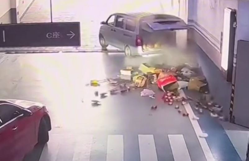 Quên kéo phanh tay, xe chở hàng trôi dốc, lao vào tường 