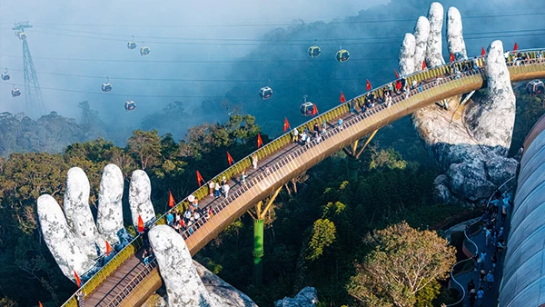 Cáp treo và Cầu Vàng tại khu du lịch Sun World Ba Na Hills được quốc tế vinh đanh.