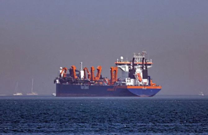 Nhiều tàu chở dầu bị mắc kẹt ở eo biển Hormuz, khiến giá xăng dầu thế giới tăng cao. Ảnh: The Guardian.