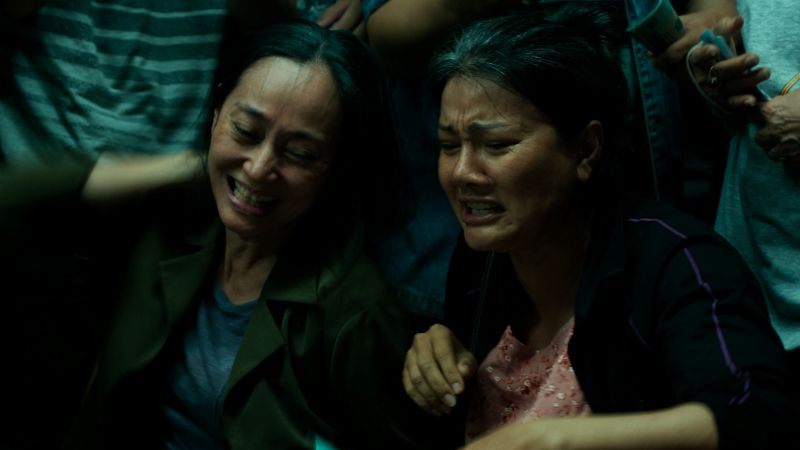 NSƯT Hạnh Thúy trong phim: Ngâm sông, treo xe nâng, bị nhốt trong container