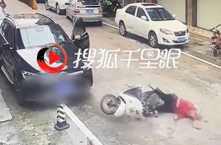 Bất cẩn khi mở cửa ô tô, tài xế khiến người phụ nữ ngã bất tỉnh