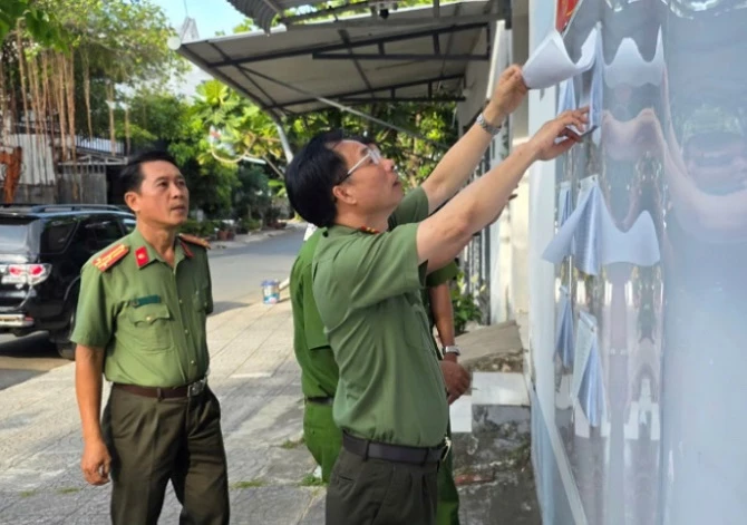 Ảnh 1- Đại tá Đào Hải Đăng - Phó Giám đốc Công an tỉnh An Giang kiểm tra niêm yết danh sách cử tri tại điểm bầu cử ở phường Rạch Giá. Ảnh 1- Đại tá Đào Hải Đăng - Phó Giám đốc Công an tỉnh An Giang kiểm tra niêm yết danh sách cử tri tại điểm bầu cử ở phường Rạch Giá.