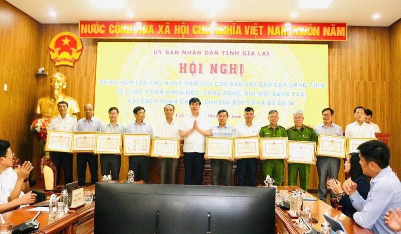 Tặng Bằng khen cho các tập thể có thành tích xuất sắc trong thực hiện Quyết định số 06/QĐ-TTg của Thủ tướng Chính phủ giai đoạn 2022-2025 trên địa bàn tỉnh Tặng Bằng khen cho các tập thể có thành tích xuất sắc trong thực hiện Quyết định số 06/QĐ-TTg của Thủ tướng Chính phủ giai đoạn 2022-2025 trên địa bàn tỉnh