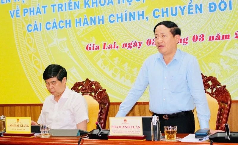 Ông Phạm Anh Tuấn – Chủ tịch UBND tỉnh Gia Lai, phát biểu tại phiên họp. Ông Phạm Anh Tuấn – Chủ tịch UBND tỉnh Gia Lai, phát biểu tại phiên họp.