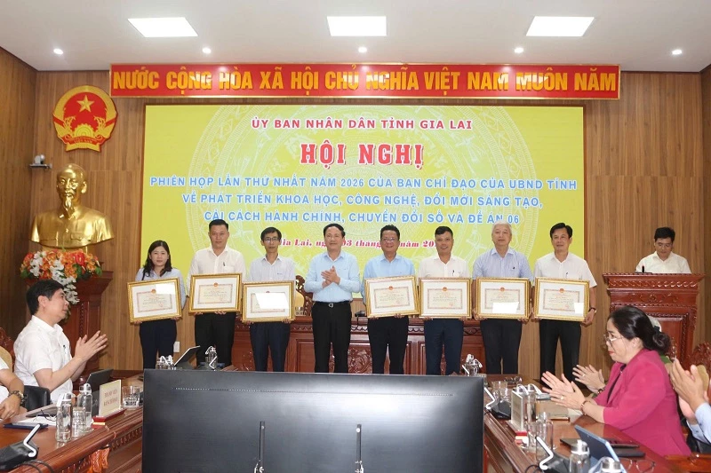 Chủ tịch UBND tỉnh tặng Bằng khen cho các tập thể có thành tích tiêu biểu trong việc nâng cao “Chỉ số phục vụ người dân, doanh nghiệp” của tỉnh trong năm 2025 Chủ tịch UBND tỉnh tặng Bằng khen cho các tập thể có thành tích tiêu biểu trong việc nâng cao “Chỉ số phục vụ người dân, doanh nghiệp” của tỉnh trong năm 2025