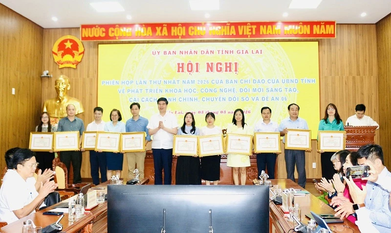 Ông Lâm Hải Giang – Phó Chủ tịch UBND tỉnh Gia Lai tặng Bằng khen cho các cá nhân có thành tích tiêu biểu trong việc nâng cao “Chỉ số phục vụ người dân, doanh nghiệp” của tỉnh trong năm 2025. Ông Lâm Hải Giang – Phó Chủ tịch UBND tỉnh Gia Lai tặng Bằng khen cho các cá nhân có thành tích tiêu biểu trong việc nâng cao “Chỉ số phục vụ người dân, doanh nghiệp” của tỉnh trong năm 2025.