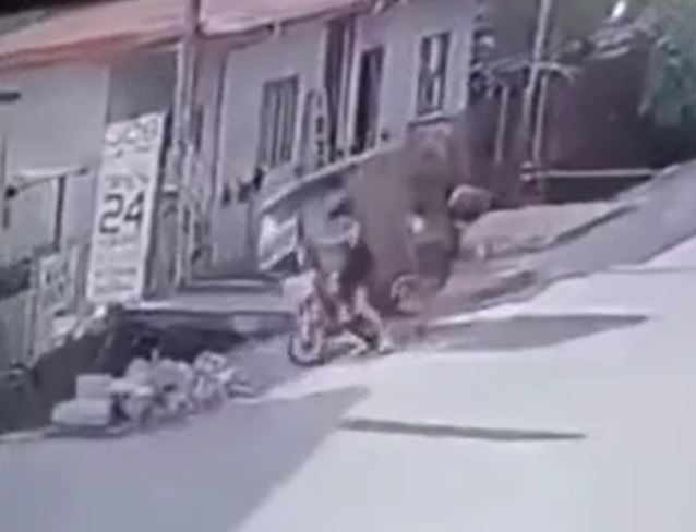 Mất lái trong tích tắc, xe đạp điện lao xuống mương nước