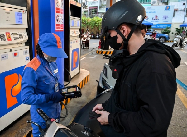 Giá xăng tăng sốc, dầu hỏa tăng kỷ lục hơn 7.000 đồng/lít