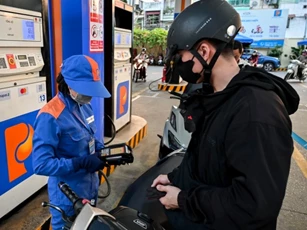 Giá xăng tăng sốc, dầu hỏa tăng kỷ lục hơn 7.000 đồng/lít