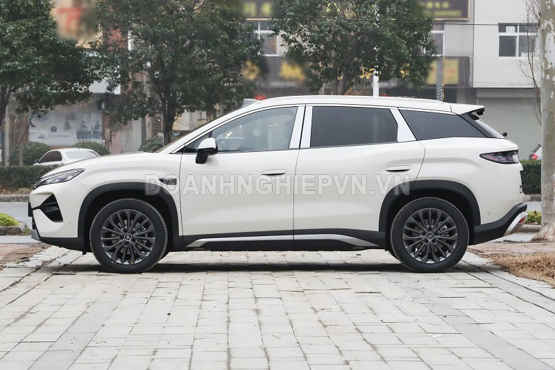 SUV dài hơn 4,8 mét, công suất 362 mã lực, giá gần 590 triệu đồng