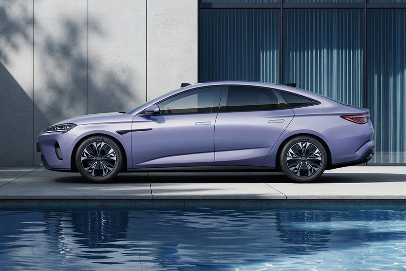 Xe sedan hạng D công suất 322 mã lực, trang bị tối tân, giá gần 650 triệu đồng