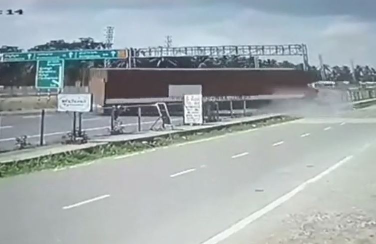 Container mất lái húc văng rào chắn lao sang phần đường ngược chiều trên cao tốc