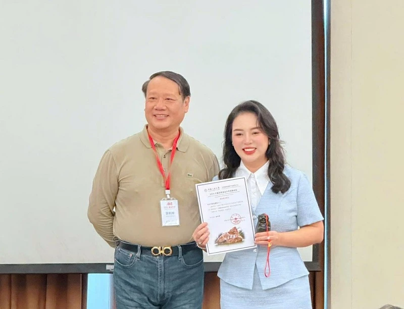 Ban Tổ chức Diễn đàn trao chứng nhận cho Nữ doanh nhân Nguyễn Thị Diễm Hằng.