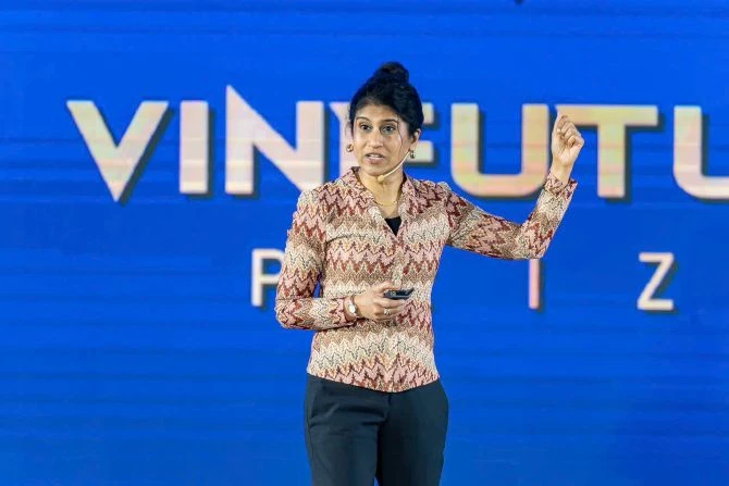 TS. Jayshree Seth tham dự và trình bày tại chuỗi tọa đàm "Khoa học vì cuộc sống" do Vinfuture tổ chức tháng 12/2025. 