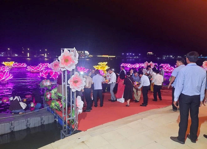 Lễ hội thả Hoa Đăng tại Đầm Đông Hồ.