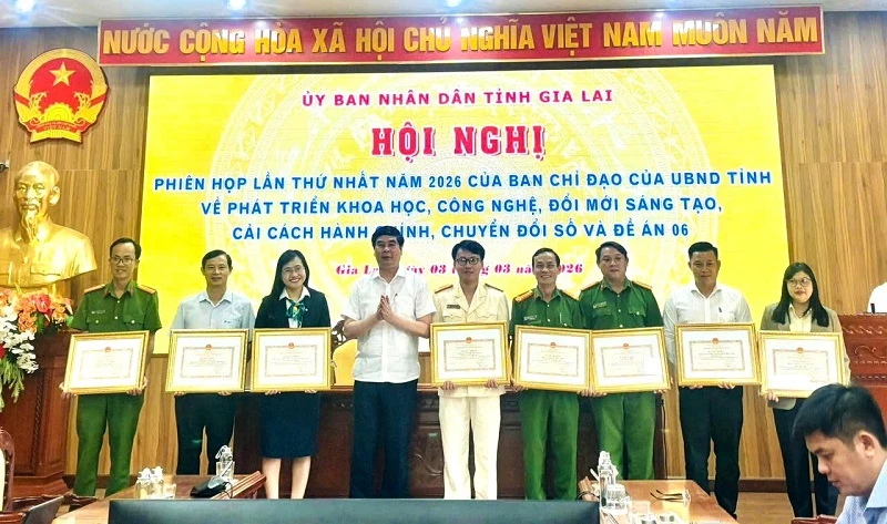 Bà Nguyễn Thị Ngọc Quỳnh – Giám đốc BIDV Bình Định (thứ 3 từ trái sang), nhận Bằng khen của Chủ tịch UBND tỉnh Gia Lai vì đóng góp nổi bật trong triển khai Đề án 06 của Chính phủ. 