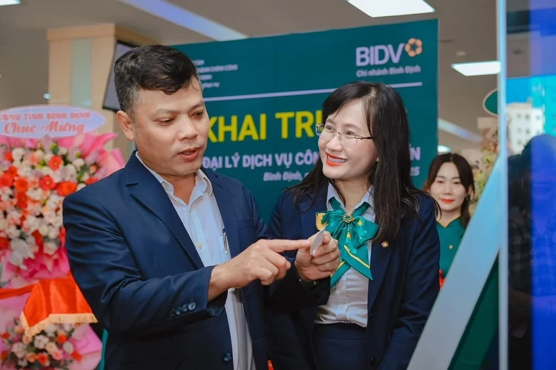 Các đại biểu trải nghiệm hệ thống kiosk giải quyết thủ tục hành chính thông minh.