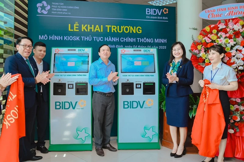 BIDV Bình Định phối hợp với Trung tâm phục vụ hành chính công khai trương hệ thống kiosk giải quyết thủ tục hành chính thông minh.