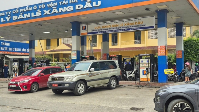 Xăng RON 95 III tăng 4.707 đồng, dầu hỏa tăng kỷ lục 8.490 đồng/lít